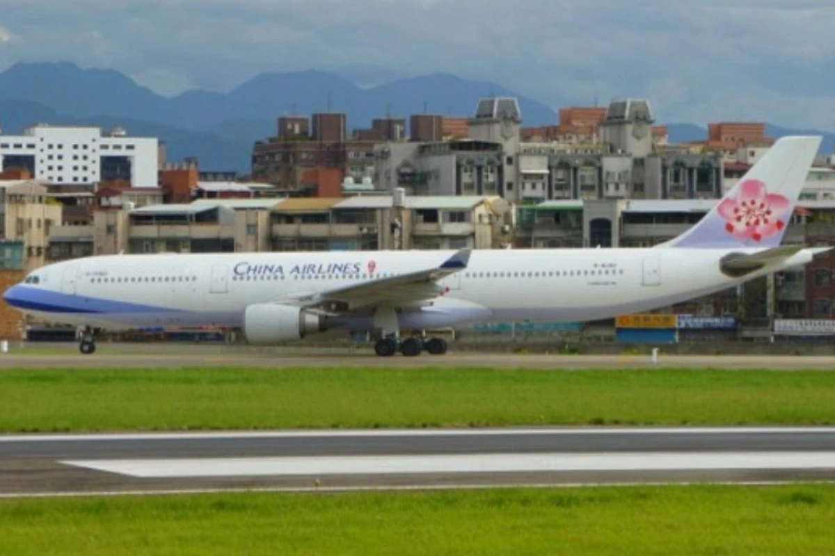 A330客機。客機還是有一些較軍機不同的著重點,比如更重視降低對外在環境的噪音、搭乘的舒適性(和客艙艙壓、噪音以及溫溼度有關),對燃油經濟性和總體操作成本(包含維護的費用)也更在意,同時還要考慮民航法規。(作者攝)