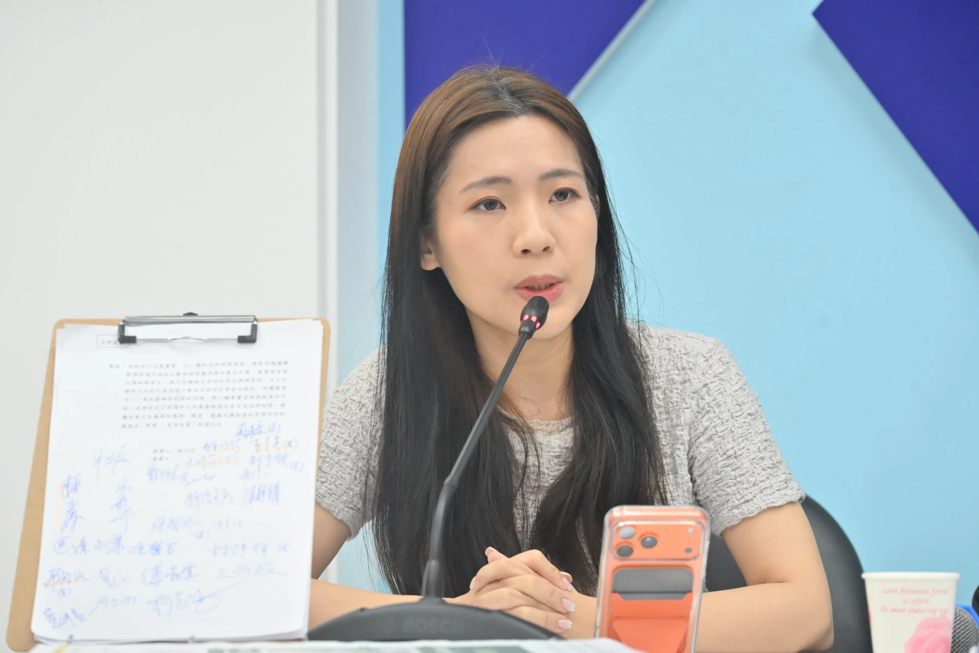 徐巧芯表示，推動專法是為了建立全國一致的防偷拍制度，而非僅仰賴地方政府各自管理。（張哲偉攝）