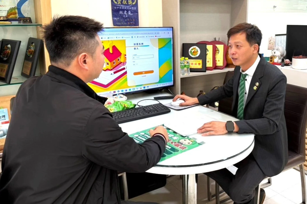 面對百萬、千萬元購售屋，有巢氏房屋台中崇德捷運加盟店長林建豪，在第一線扮演關鍵的「把關者」，捍衛市井小民的購屋權益。（永慶房產集團提供）