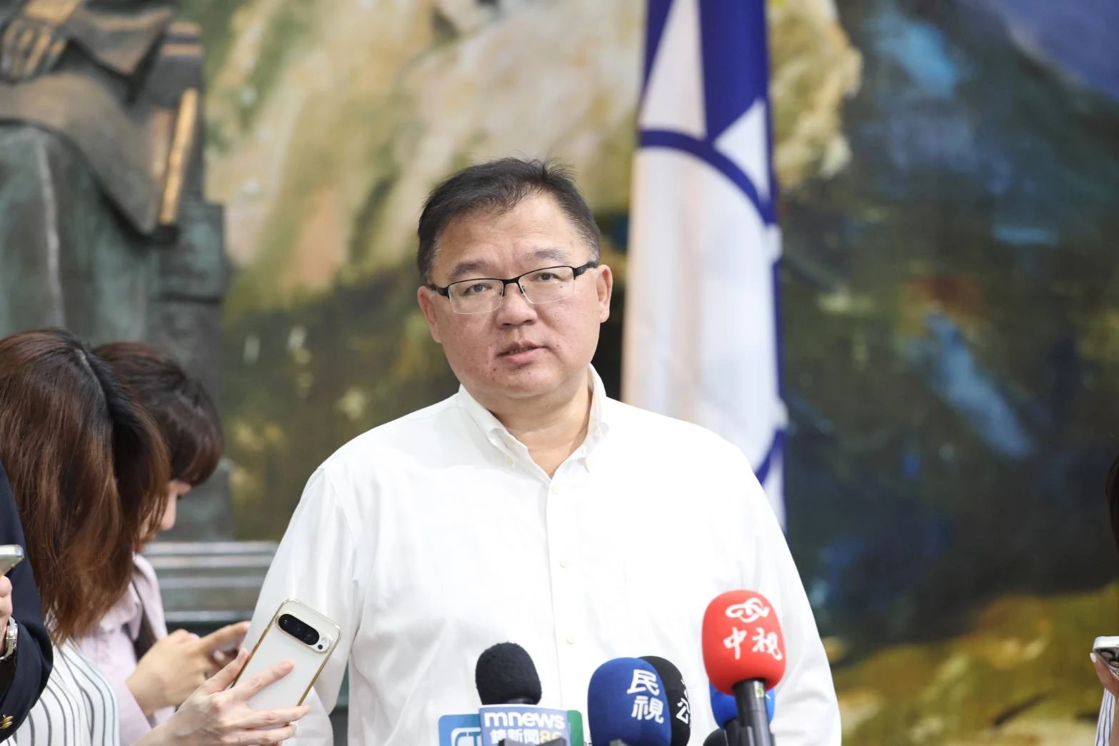 李德維與馬辦隔空互嗆，甚至公開點名金溥聰。（陳愷巨、王侑聖攝）