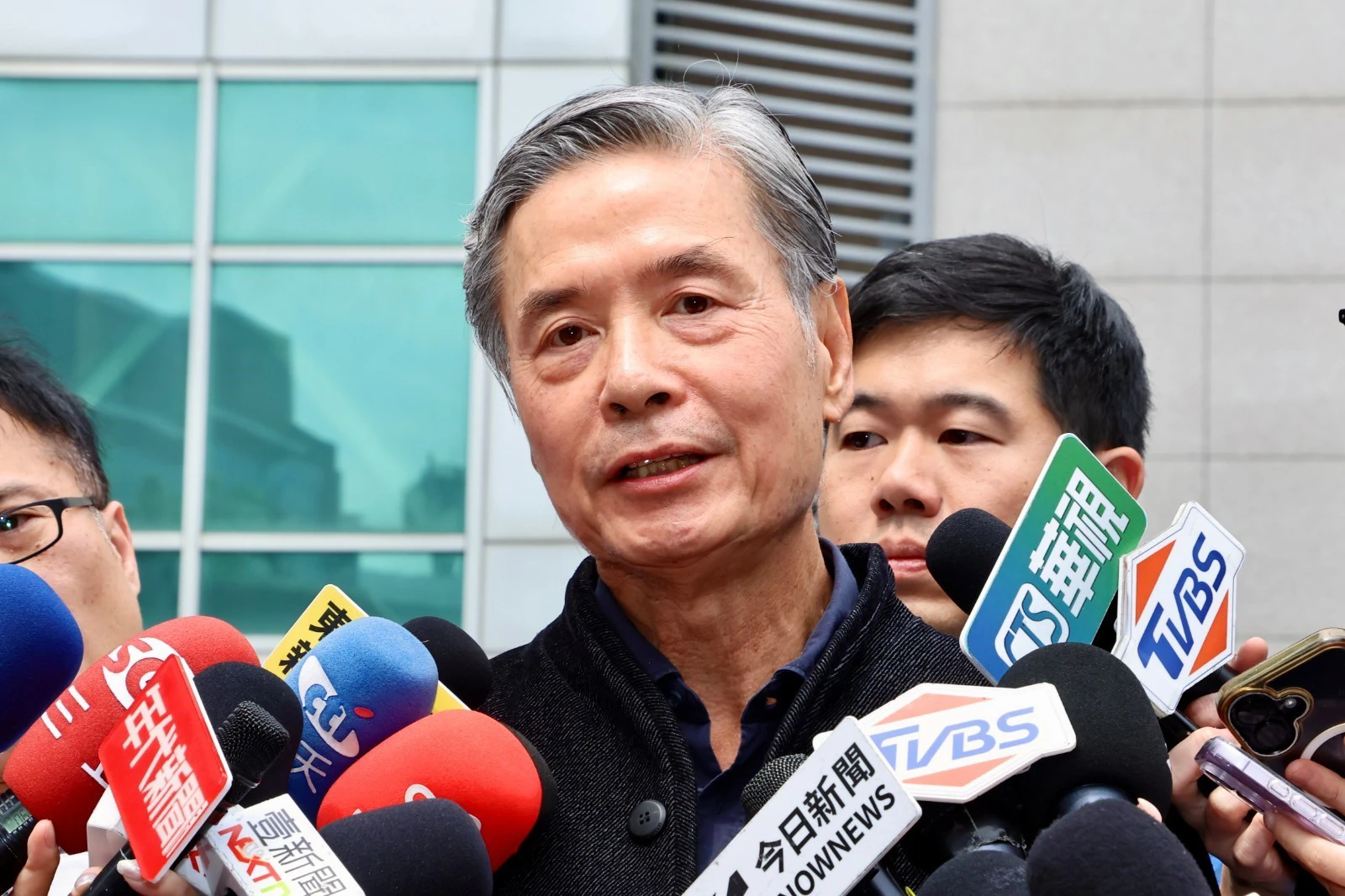 李德維與馬辦隔空互嗆，甚至公開點名金溥聰。（陳愷巨、王侑聖攝）