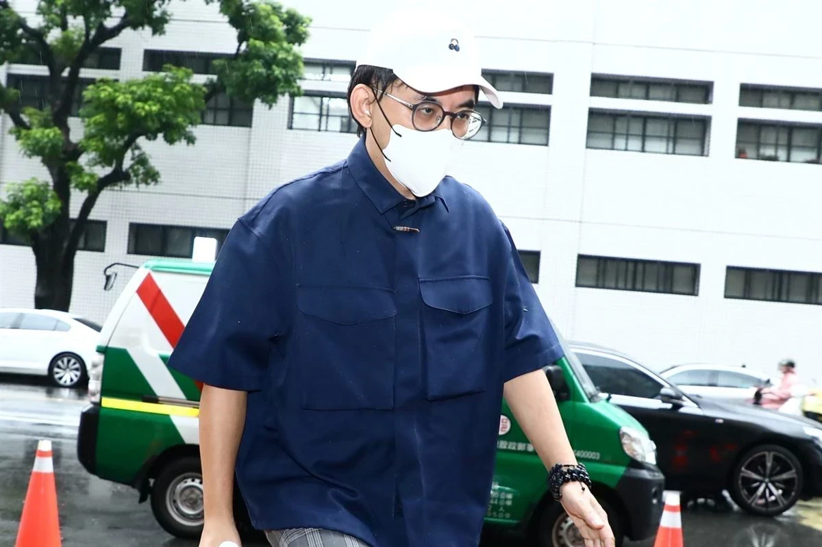 黃子佼涉肇逃穿「戰袍」出庭拒認罪　自曝已離婚、無業無收入