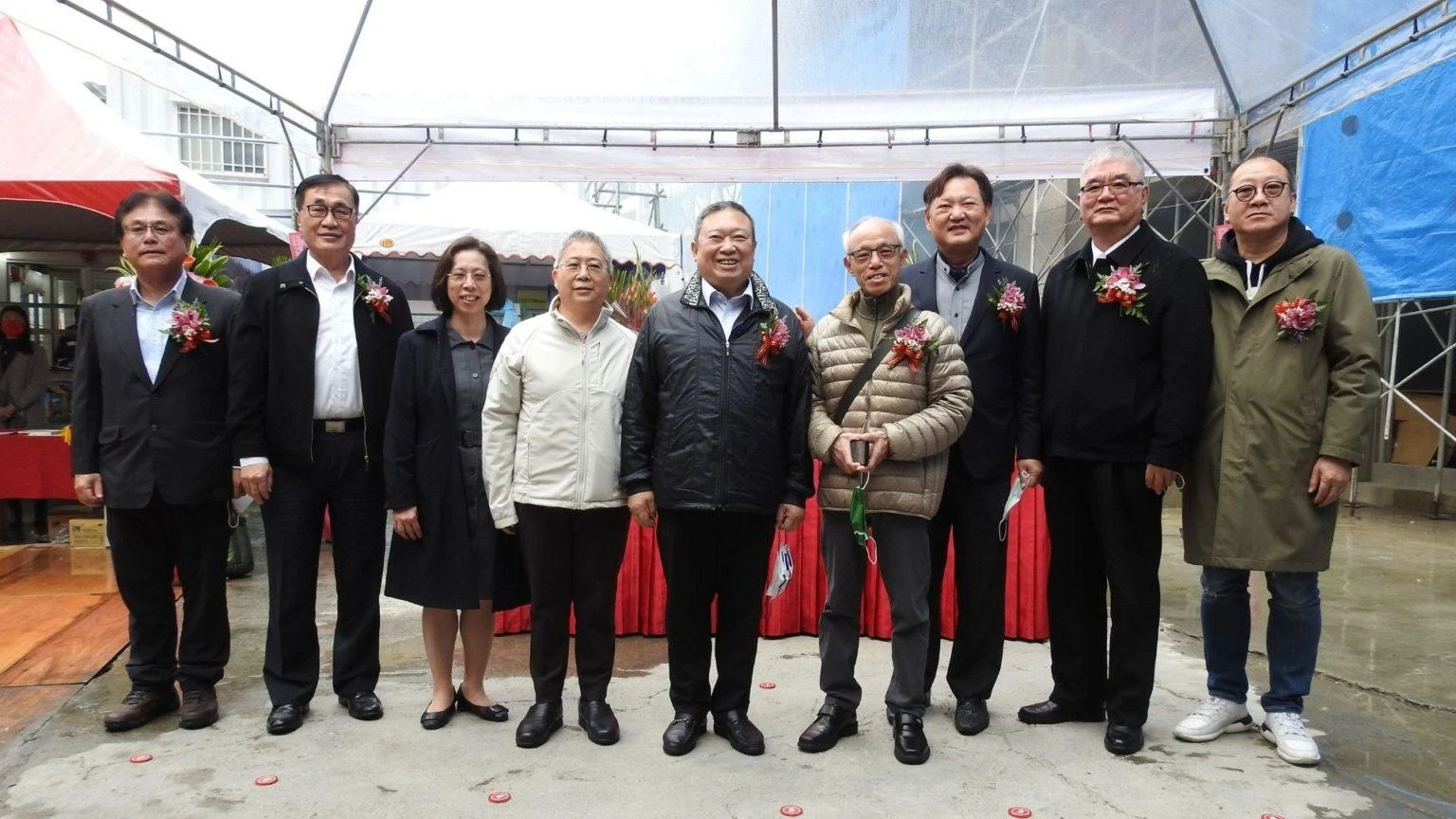 李四川（左二）曾擔任建商宏國關係企業執行長一年多。（取自久舜營造官網）