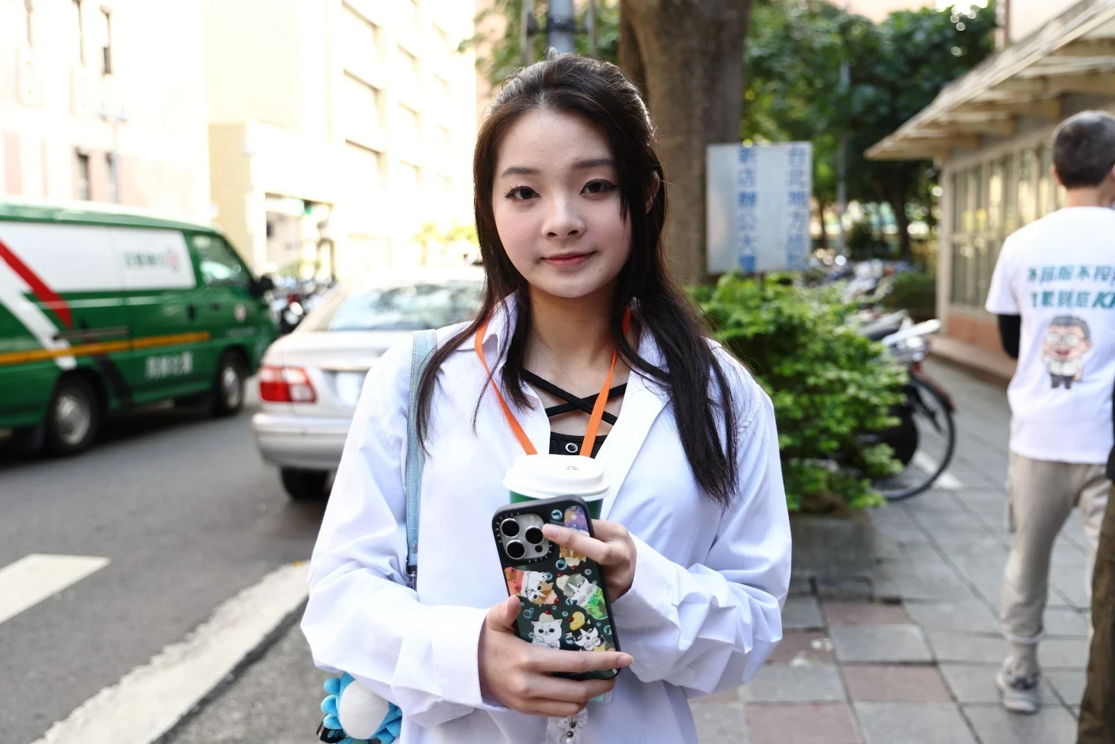 深夜現身西門町吸菸被男子環抱遭拍　應佳妤回應了