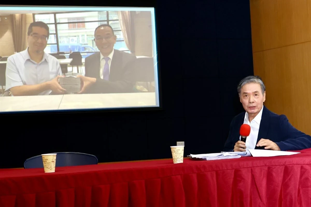 金溥聰亮捧現金照　新北市府文化局出手發函查馬英九基金會