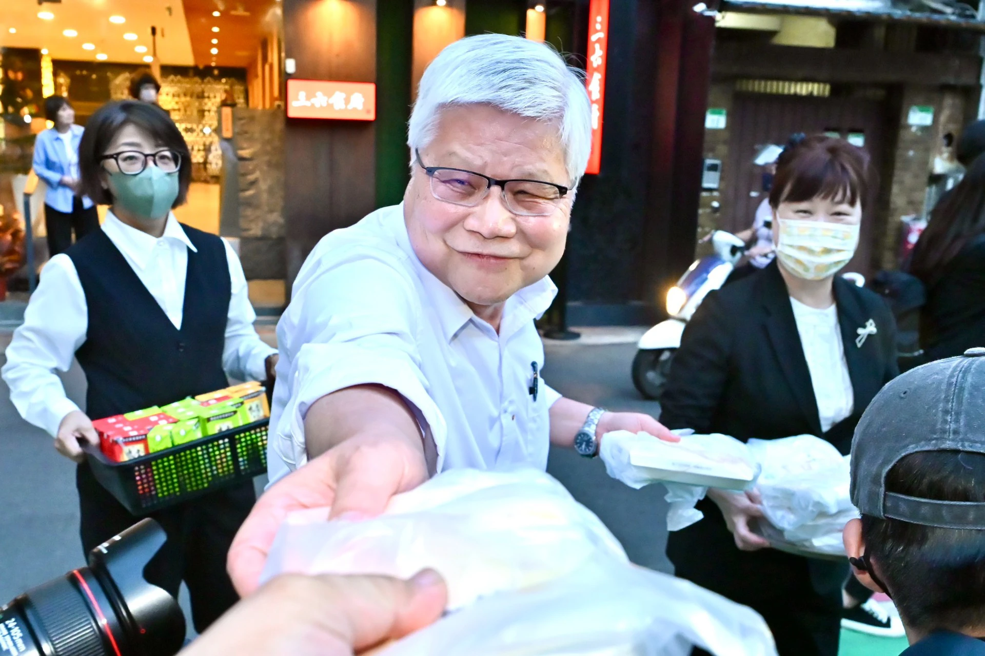 魏哲家發放點心給守候的媒體。（張哲偉攝）