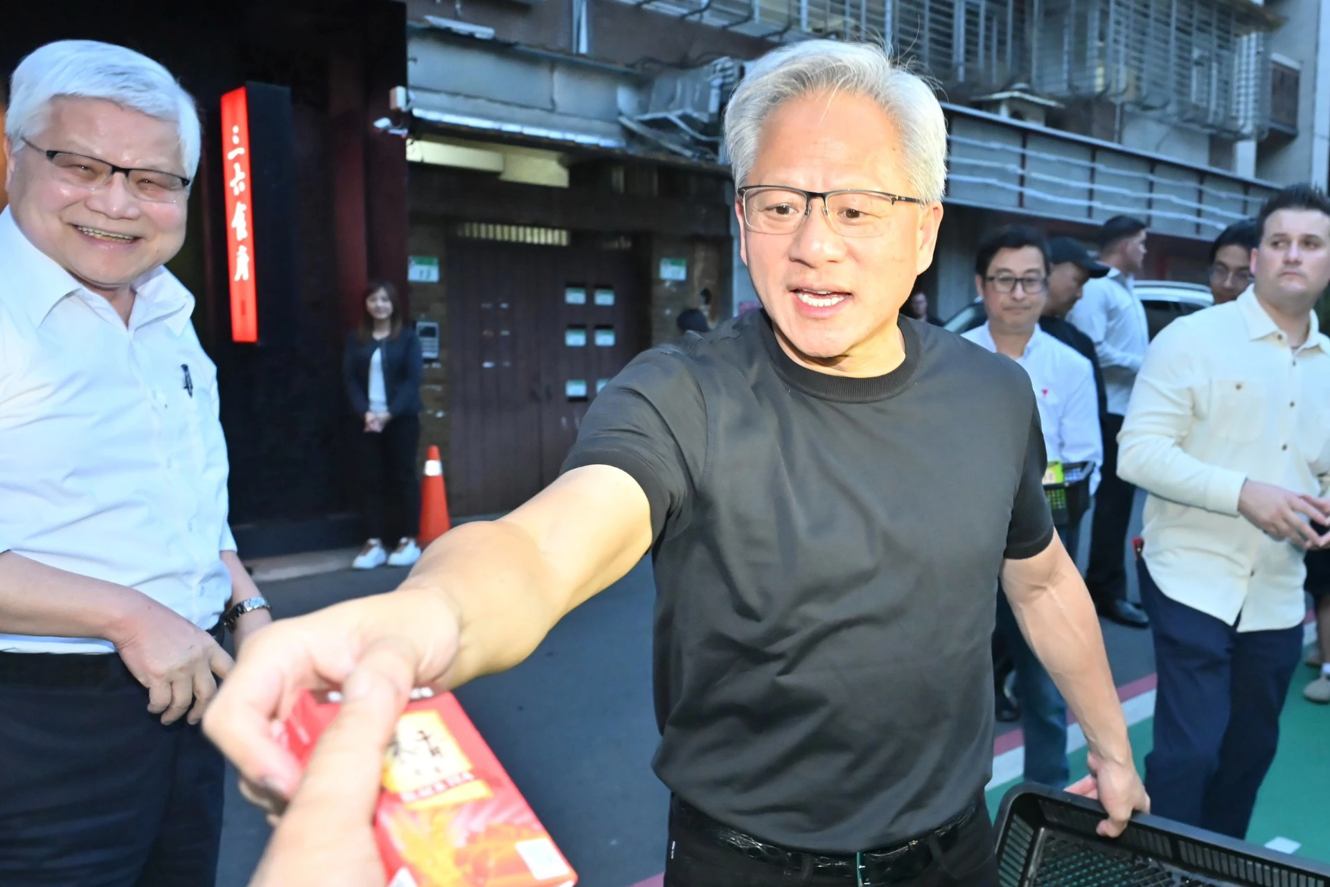 黃仁勳發放點心。（張哲偉攝）