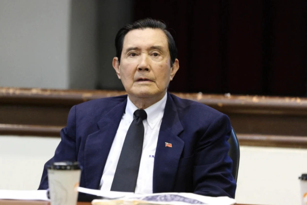 「捧現金照」引爆爭議　馬英九基金會澄清：韓螢煥當天未捐款