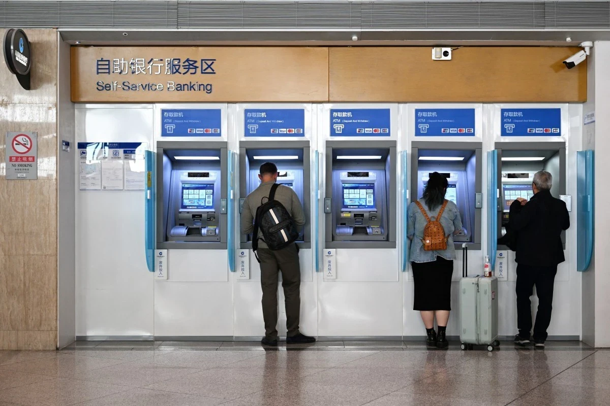 民眾5月6日在北京使用自動櫃員機。(法新社)
