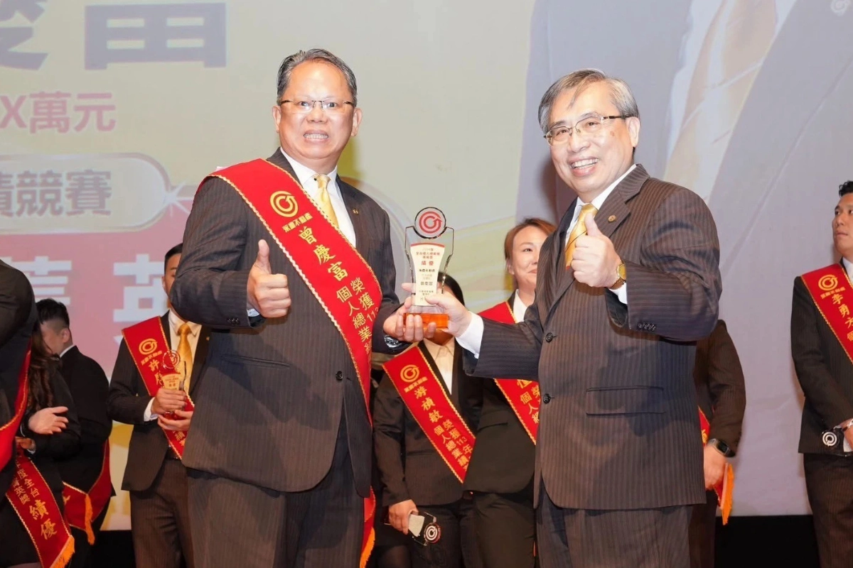 曾慶富(圖左)認為，永慶加盟總部給予加盟店明確的方向，幫助加盟店在市場波動下仍能站穩腳步。（永慶房產集團提供）
