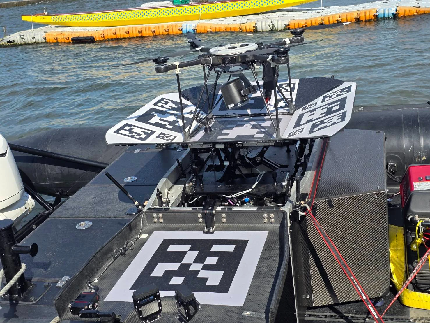 日前在屏東大鵬灣進行美商Teledyne FLIR 的SkyCarrier無人機起降系統測試，R70無人機裝配於M109快艇，公開進行自動起飛跟降落的項目測試。（科力航太提供）