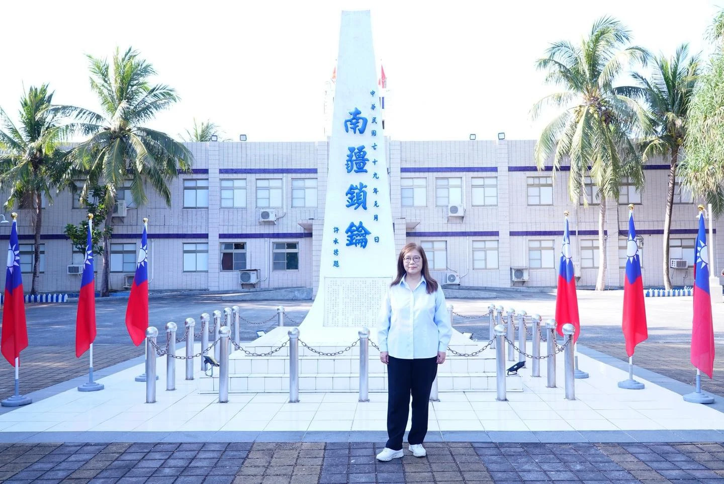 未來中程無人機將前進部署到東沙與太平島，擴大南沙地區海空偵巡範圍。圖為海委會主委管碧玲視導海巡署太平島防務。（取自管碧玲臉書）