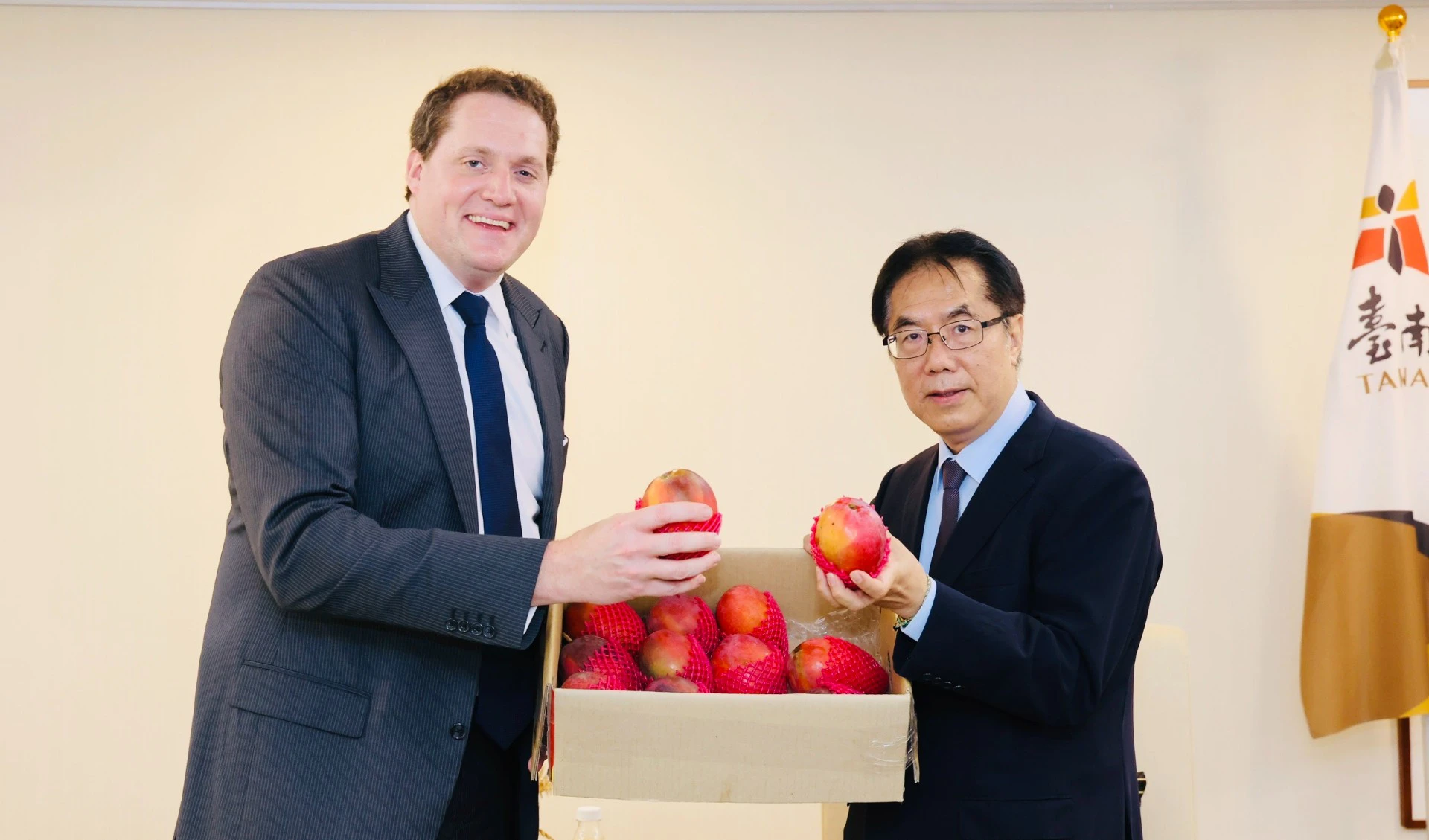 黃偉哲贈「愛文芒果」惜別AIT高雄分處長　延續台美情誼促城市再交流