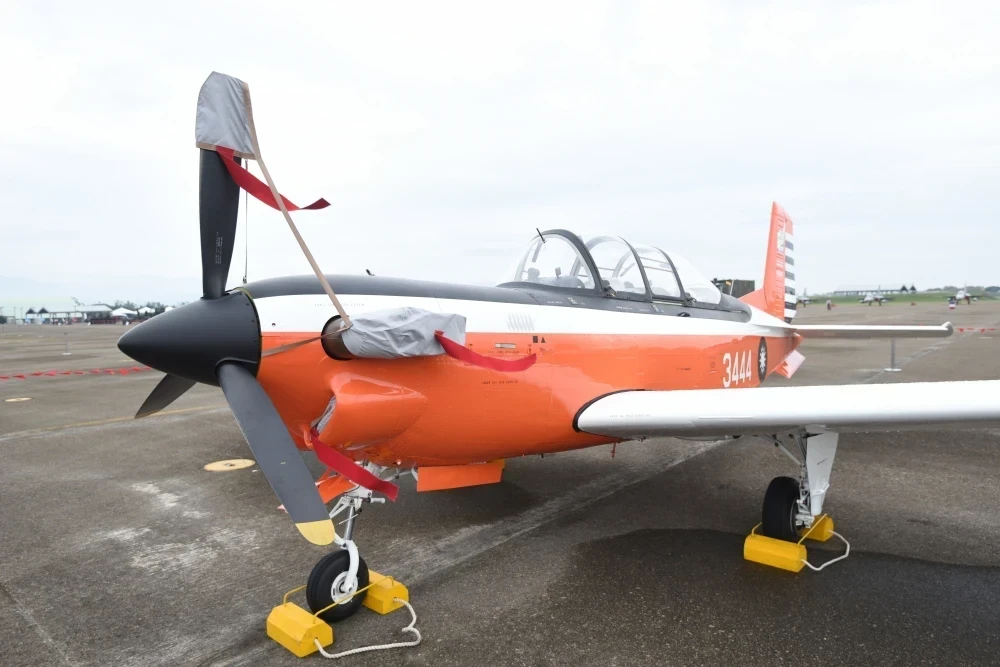 快訊／空軍T-34教練機失事　國防部證實：機上2飛官已殉職