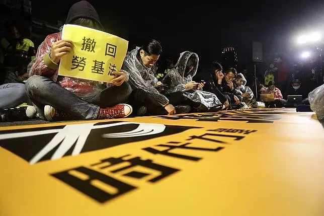黃國昌憶2018府前抗議「洪慈庸突然不見」　卓冠廷反擊：那時她剛流產