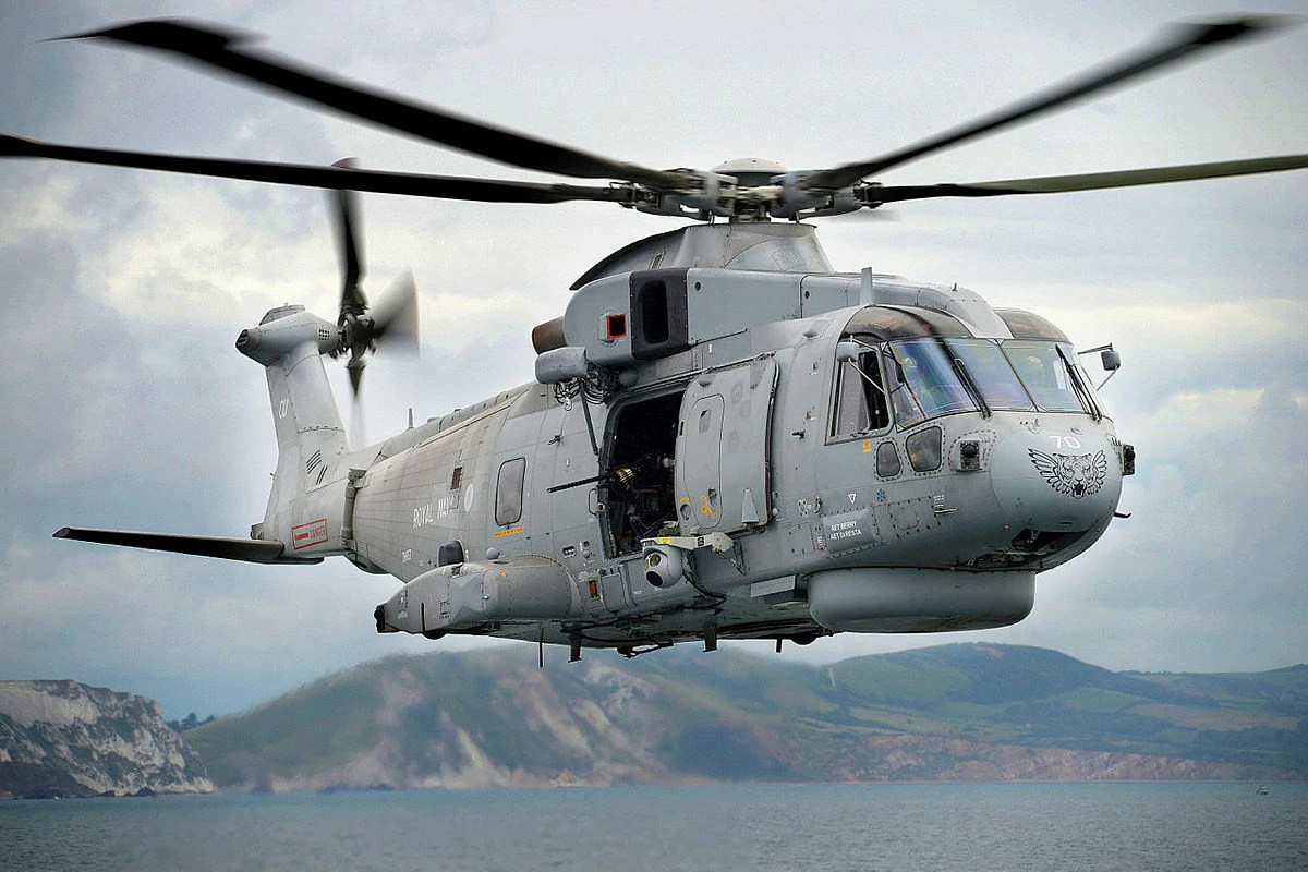 英軍「梅林」直升機失事墜毀於公路旁 3名官兵殉職 -- 上報