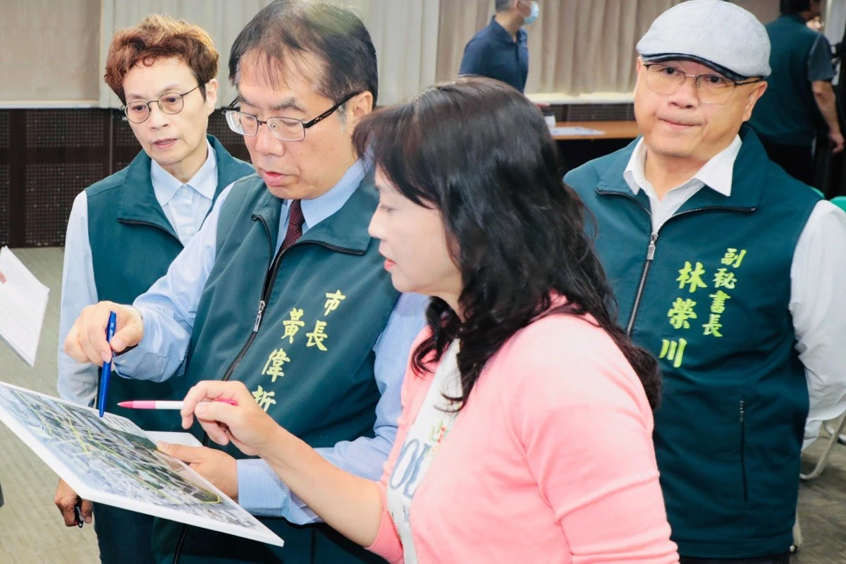 黃偉哲（左二）推動新營糖業文資轉型結合科技創新；圖為與市府團隊討論概況。