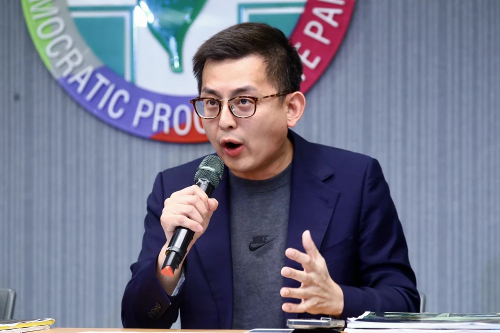 黃國昌點名洪慈庸引戰火　網友反問卓冠廷「當時你在哪裡」、卓回應了