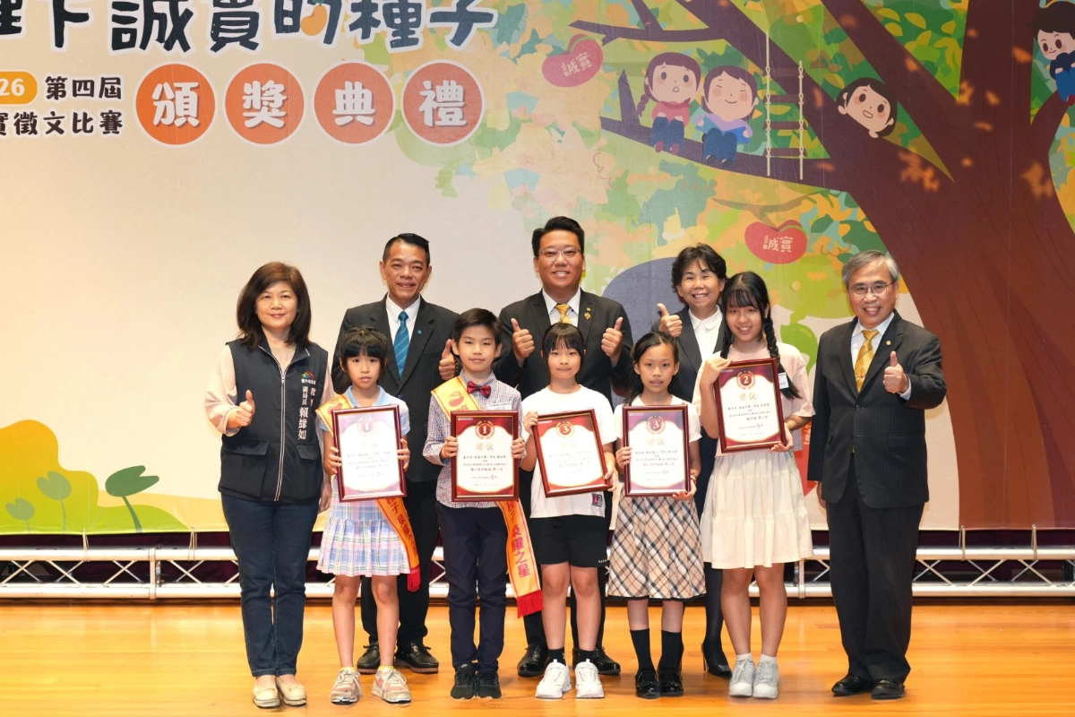 臺中市教育局副局長賴緣如(左一)親臨會場，頒發獎學金給獲獎同學。（永慶慈善基金會提供）