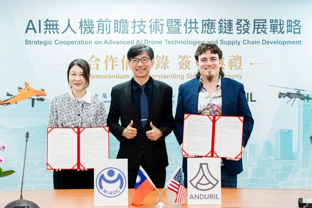 經濟部與Anduril公司創辦人Palmer Luckey（右）簽署合作備忘錄。（經濟部提供）