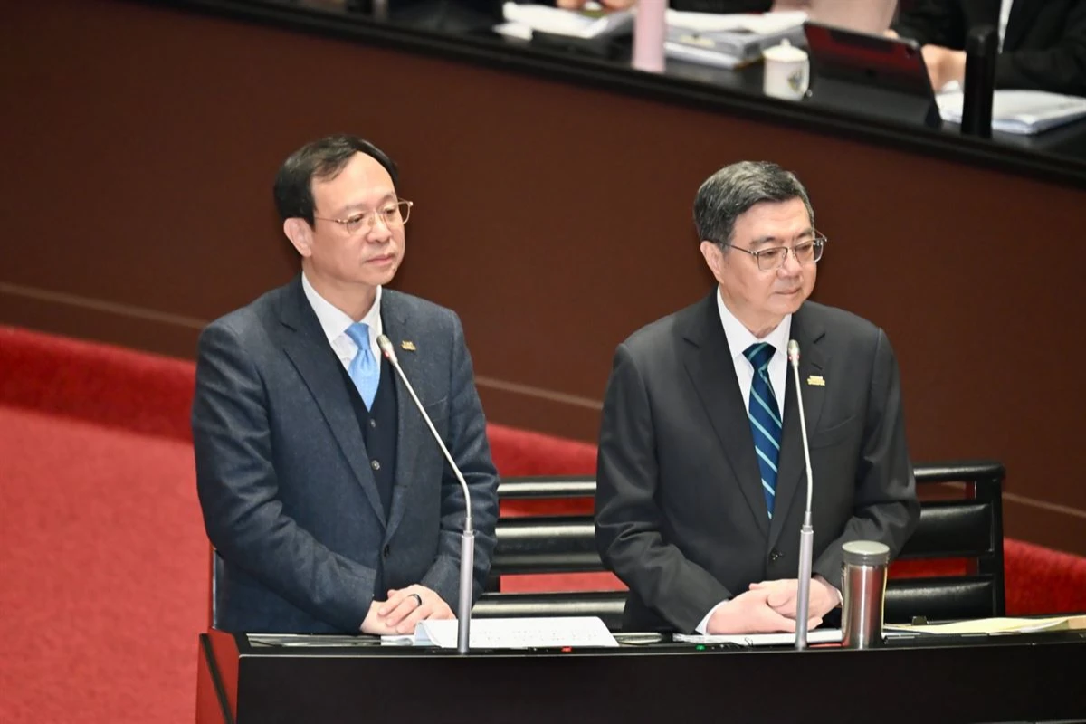 (左)衛福部長石崇良強調,成長津貼採「提撥預存」每個月會有2500元轉入提撥預存,不管是提撥或者最後領取,必須符合「具有中華民國國籍」、「在台灣設籍」2大條件,即使有我國國籍,長期不在國內者也會無法請領。(資料照片/張哲偉攝)