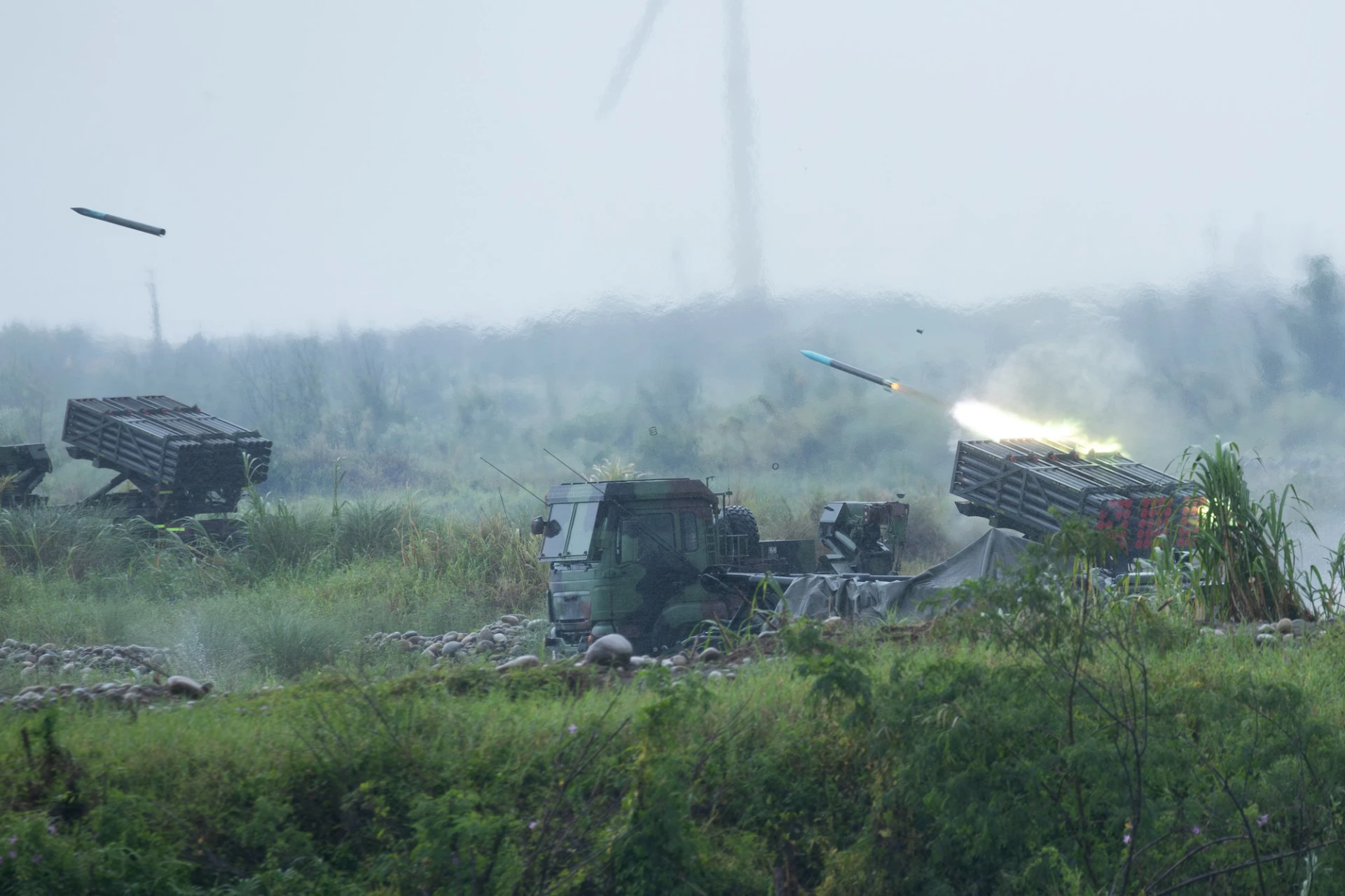 陸軍「雷霆2000」睽違7年實彈射擊　一枚火箭彈異常發射後墜落