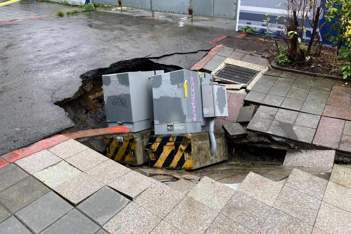 大雨下不停！北市人行道驚見「天坑」　變電箱遭殃