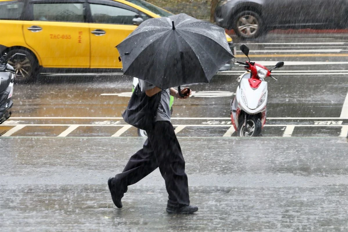 快訊／暴雨來襲　南投縣、高雄市、屏東縣「7地區」今停班停課