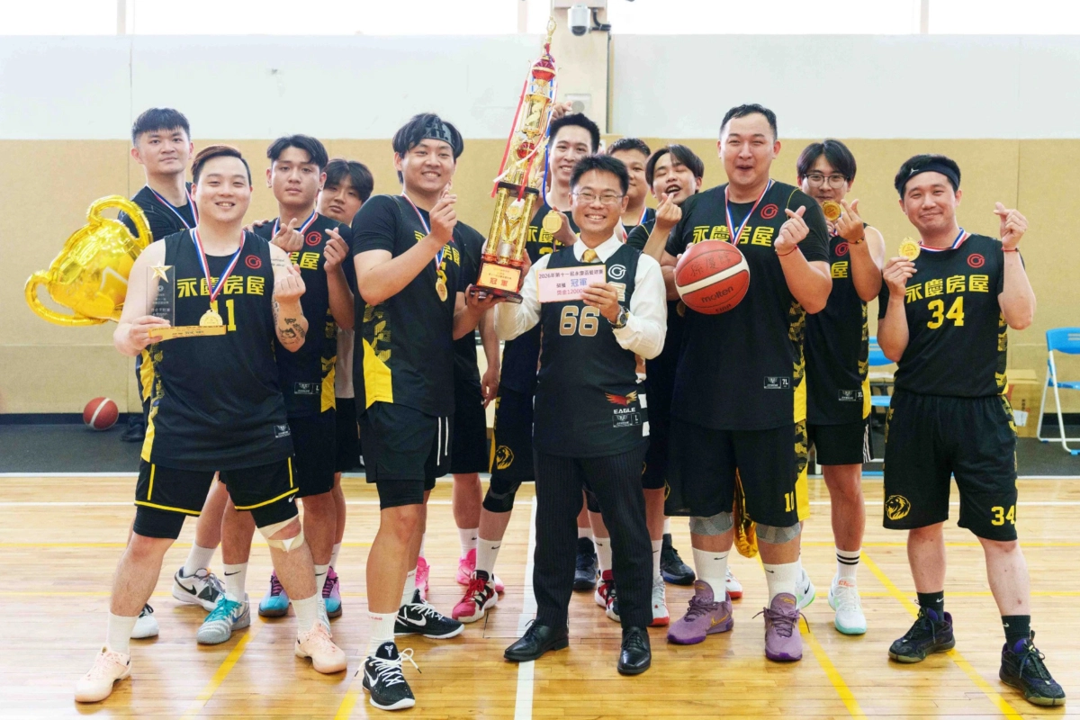 見證最強團隊的誕生!永慶房屋副總經理黃俊傑(前排右三)為獲勝團隊加冕,讚許參賽同仁將「合作共戰」發揮得淋漓盡致。(永慶房產集團提供)