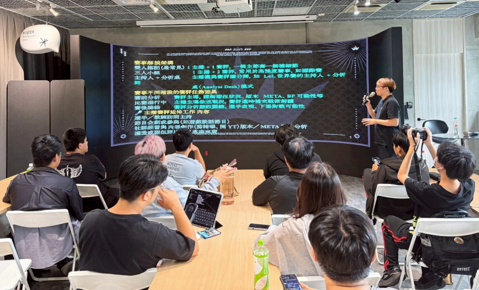 知名主播「尼亞」(講者)去年擔任「主播賽評培訓課程」講師,分享賽事轉播與賽評實務經驗,今年將再度親自授課,協助學員精進口語表達與臨場應變能力。