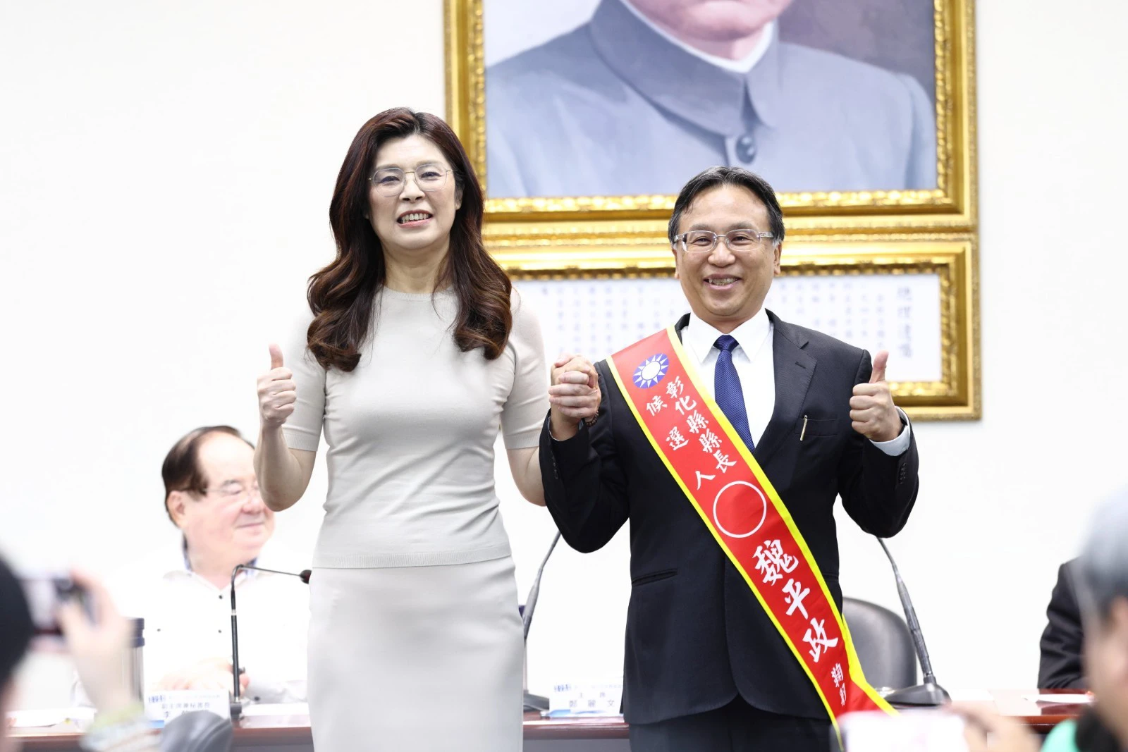 現任彰化縣長王惠美曾三度要求黨主席鄭麗文(左)延後提名,但鄭不想6月訪美行被模糊焦點,於5月正式提名魏平政(右)參選。(陳愷巨攝)