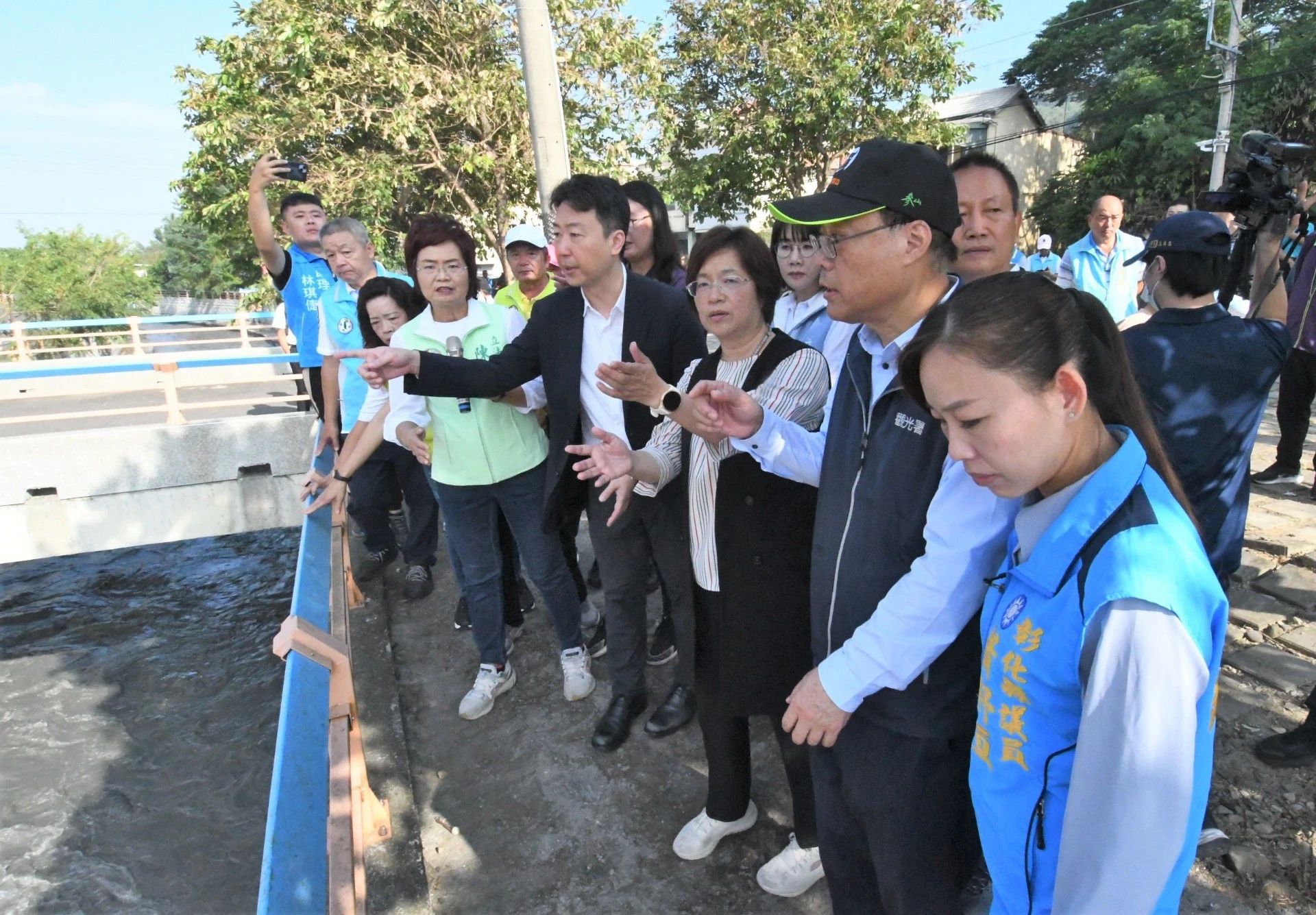 知情人士指,王惠美沒有幫忙魏平政打入彰化基層組織,反倒是與身為立委的民進黨籍彰化縣長參選人陳素月握手交談。(彰化縣政府)