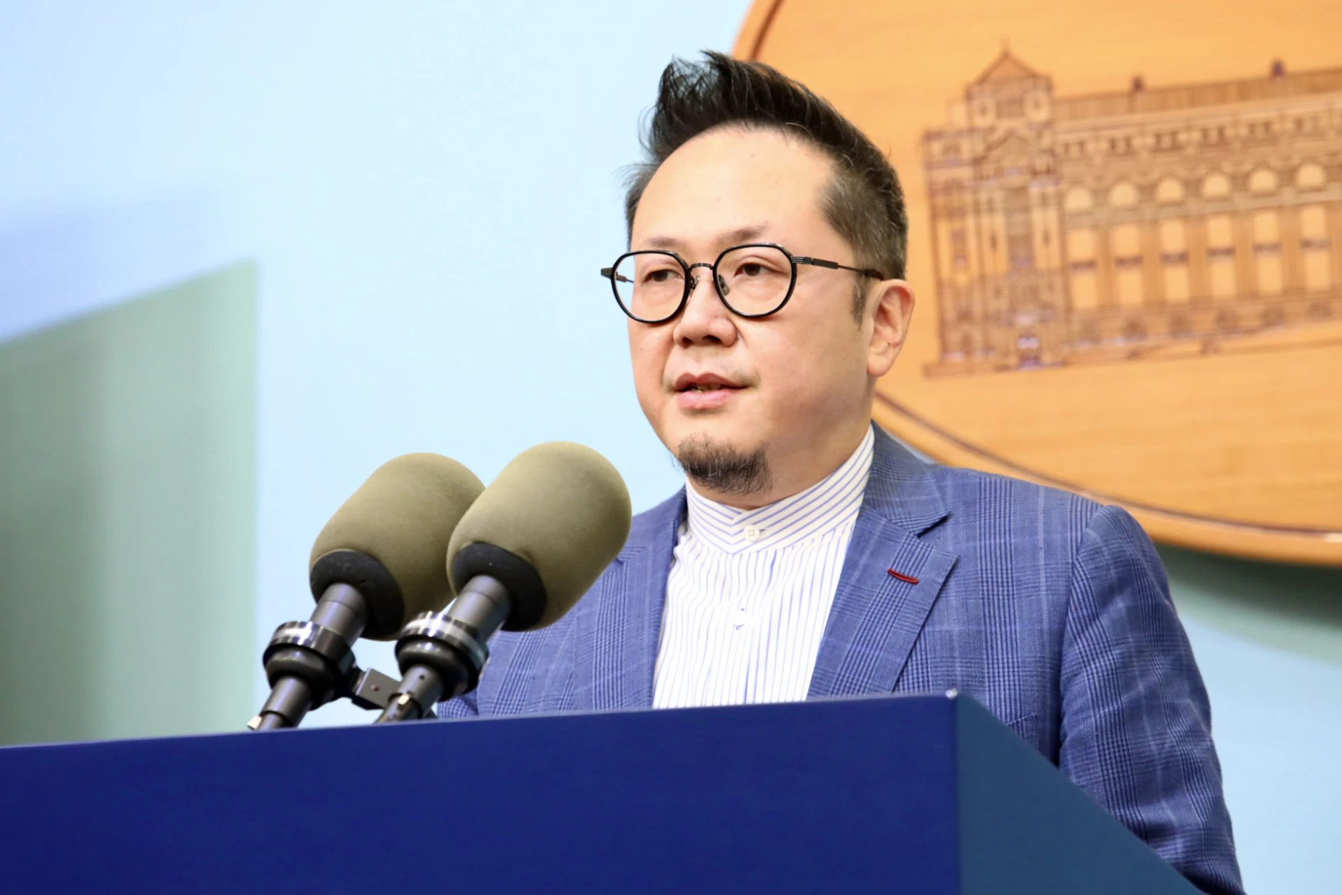 沈伯洋的人設造型則是文化總會秘書長李厚慶協助操刀。(資料照片/王侑聖攝)
