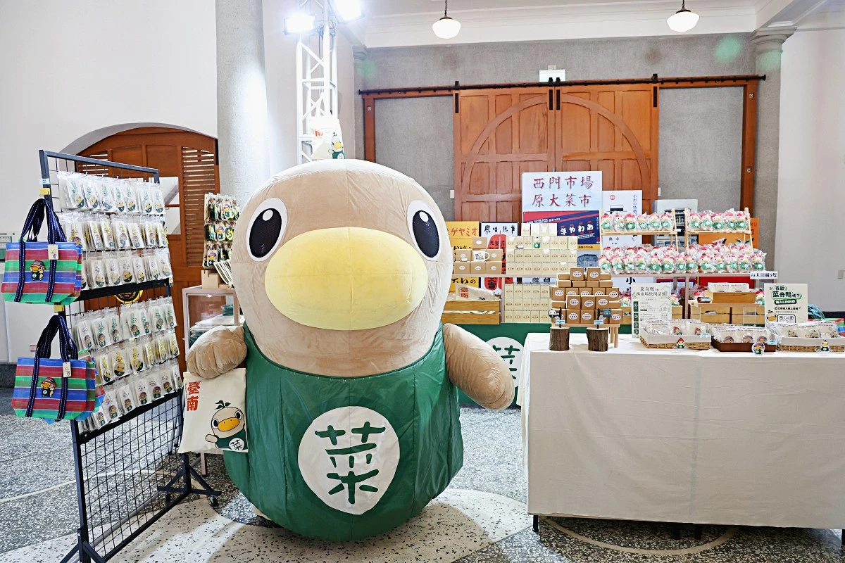 菜奇鴨周邊台南西市場快閃開賣!玩偶等 20 款商品登場、「夜奇鴨」娃娃 7/1 開放預購 -- 上報