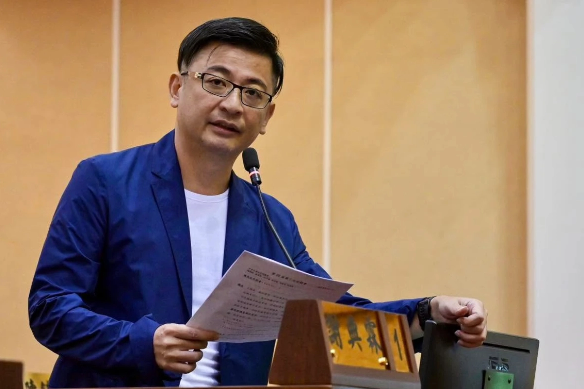 動土典禮失態風波後首公開活動 謝典霖自嘲:今天沒有宿醉 -- 上報