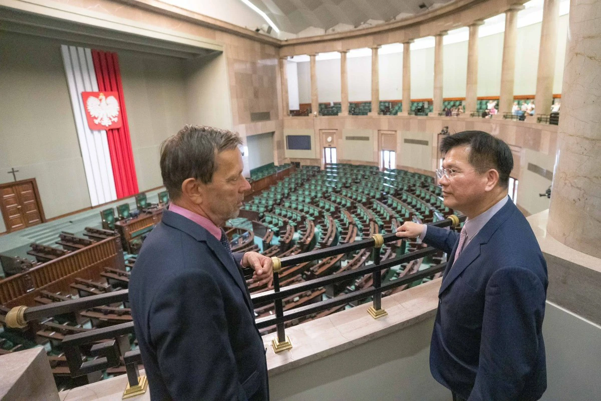 林佳龍成30年來首位踏入波蘭國會外長 宣布「歐洲4國」設台灣語言中心 -- 上報