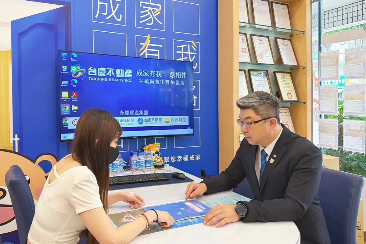 台慶不動產店長涂德卿（圖右）分享實務案例，說明做好「房屋現況調查」能讓買賣雙方掌握充分資訊，進而做出正確的判斷與決定。（永慶房產集團提供）