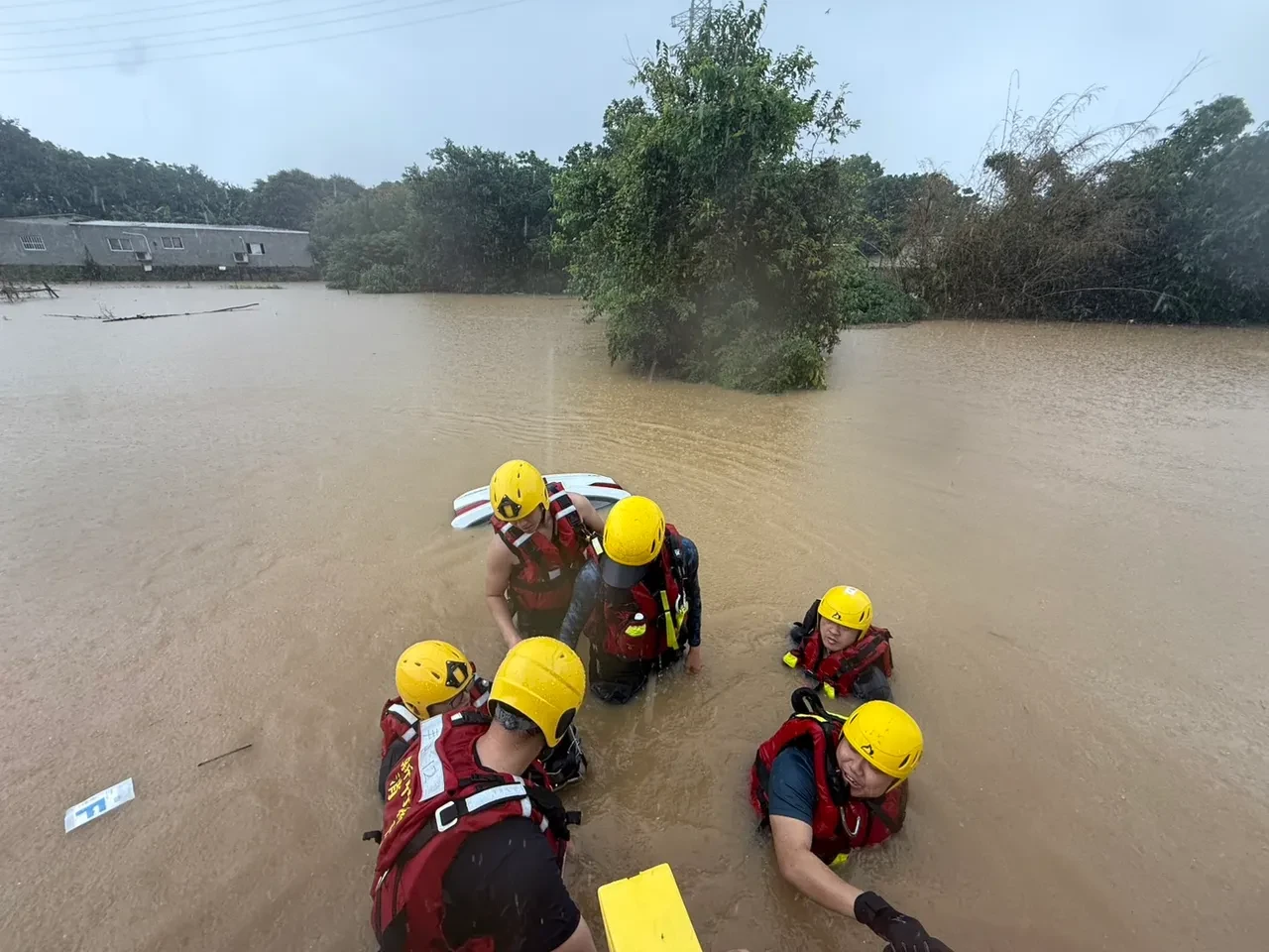 新竹縣大雨BMW女駕駛遭滅頂身亡　翁巡農田失聯