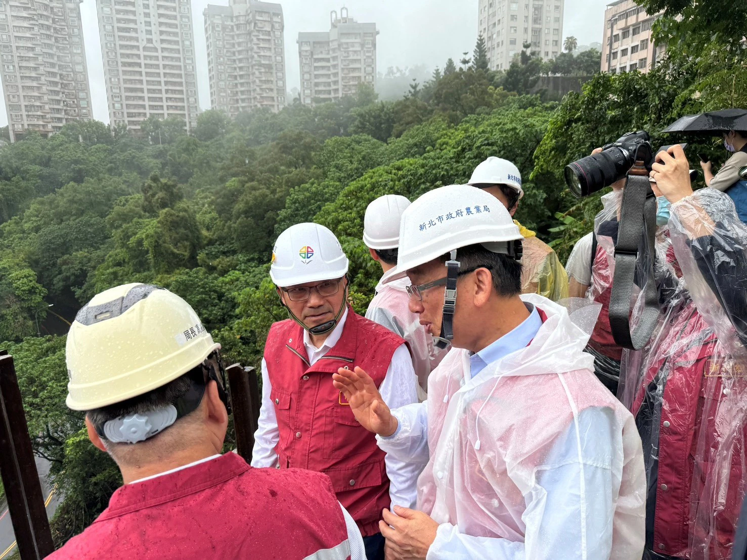 搶修新店新坡一街邊坡崩塌　侯友宜：現已大致穩定　持續監測守護居民安全