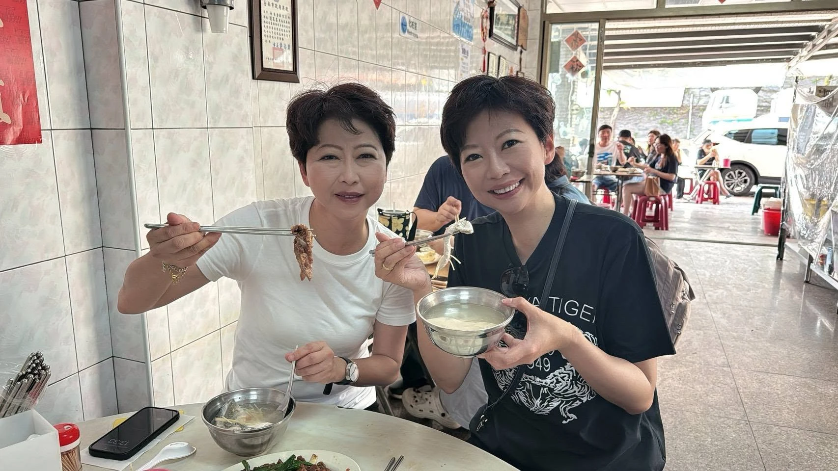 陳怡珍（右）登記參選中執委，被視為可能尋求和英系、甚至湧言會合作，替胞姊陳亭妃（左）爭選中常委。（取自陳怡珍臉書）