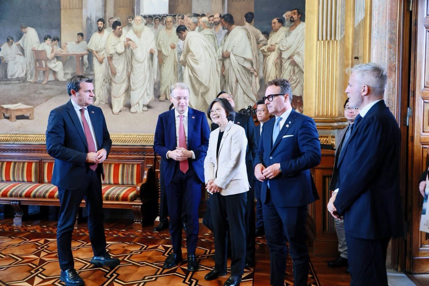 卸任後外交再突破！蔡英文走進義大利參議院　副議長親自迎接待
