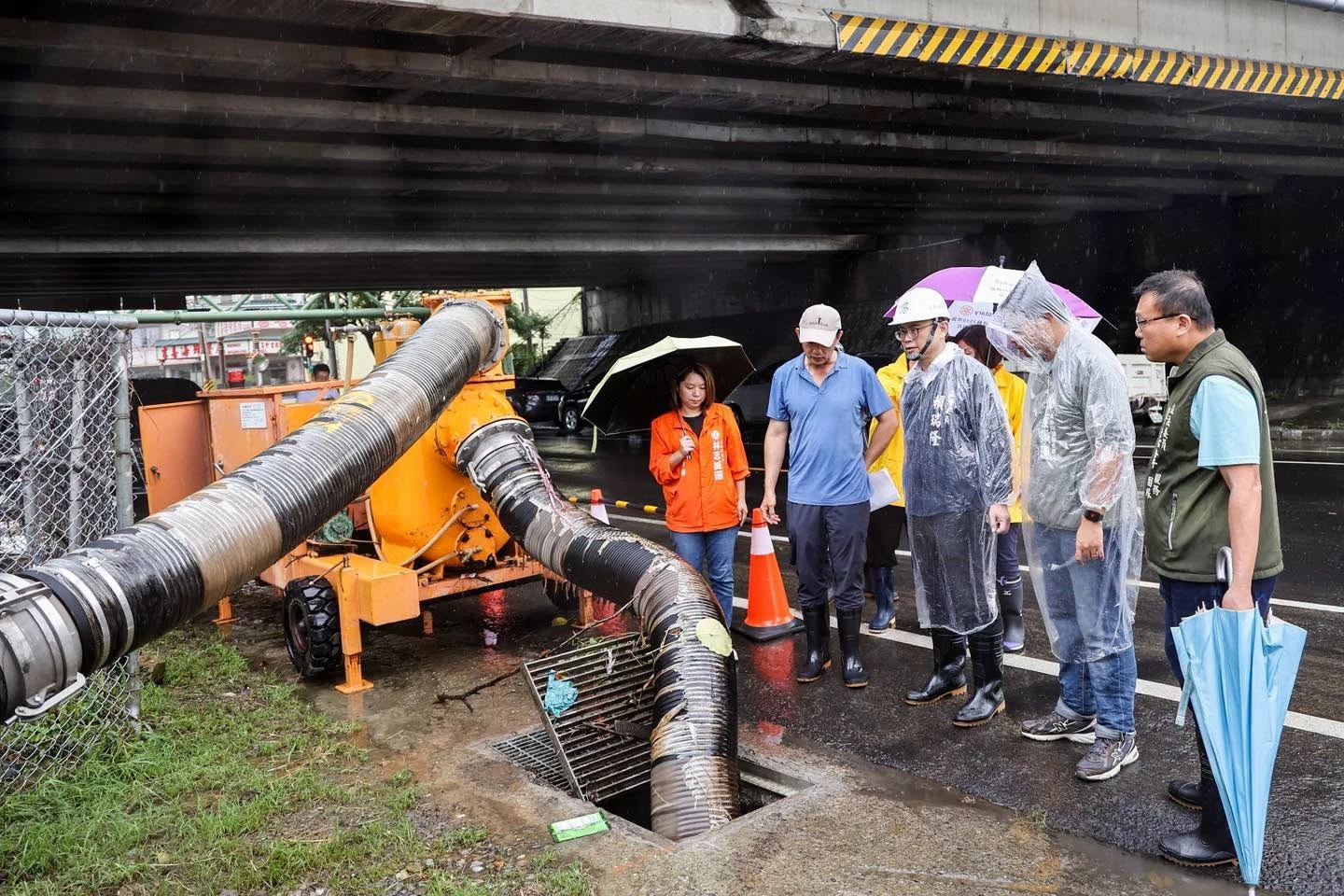 高雄豪雨成災，賴瑞隆聯繫當地里長、市府局處人員出門勘災。（取自賴瑞隆臉書）