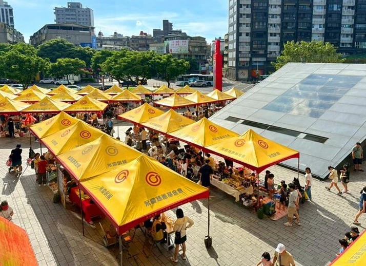 永慶房屋做社區最強後援，2025年支援逾2.7萬頂帳篷。(永慶房產集團提供)