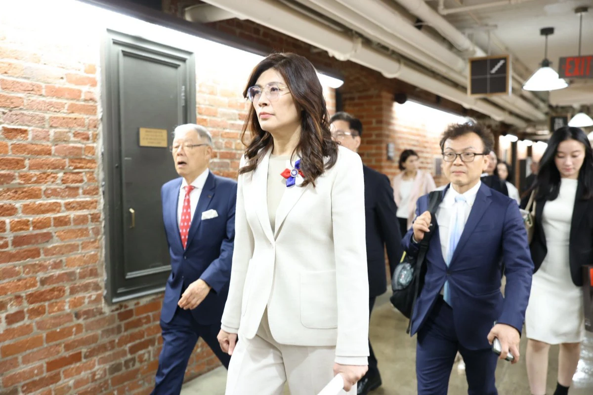 鄭麗文稱訪美曾會川普盟友戴恩斯 本人打臉:她只和我的幕僚見面 -- 上報