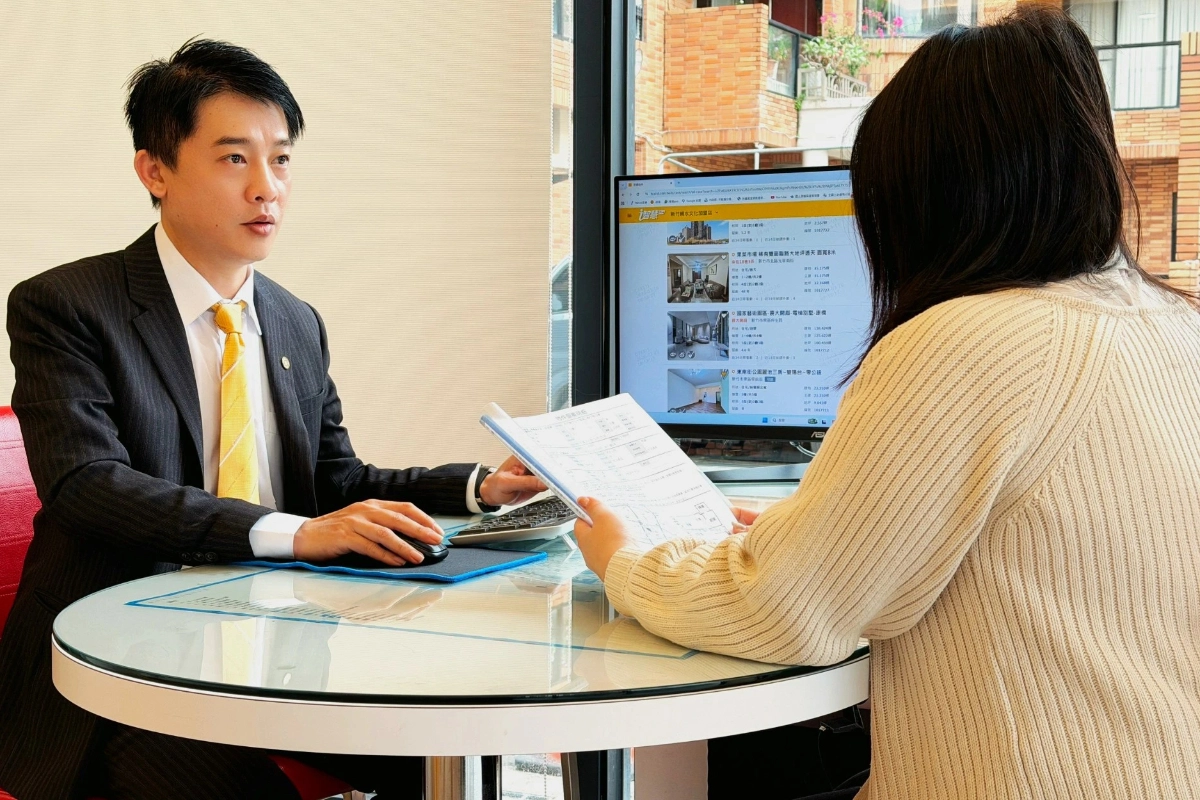 永慶不動產業務人員善用科技工具、提供細膩關懷，全台門市提供一致且穩定的服務品質，才能在高度嚴謹的評鑑標準中長年獲獎。（永慶房產集團提供）