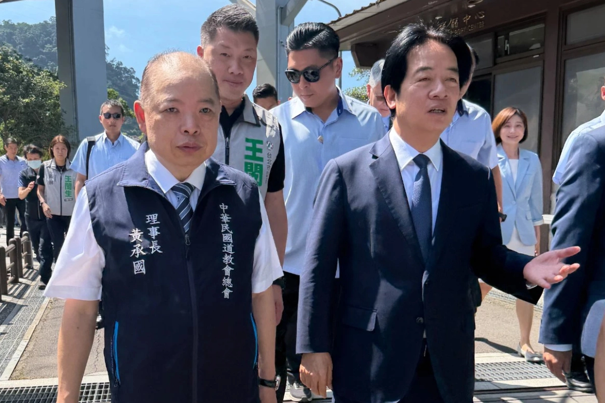 賴清德指南宮致詞點名（左）黃承國，地方宗教人脈引關注。（讀者提供）