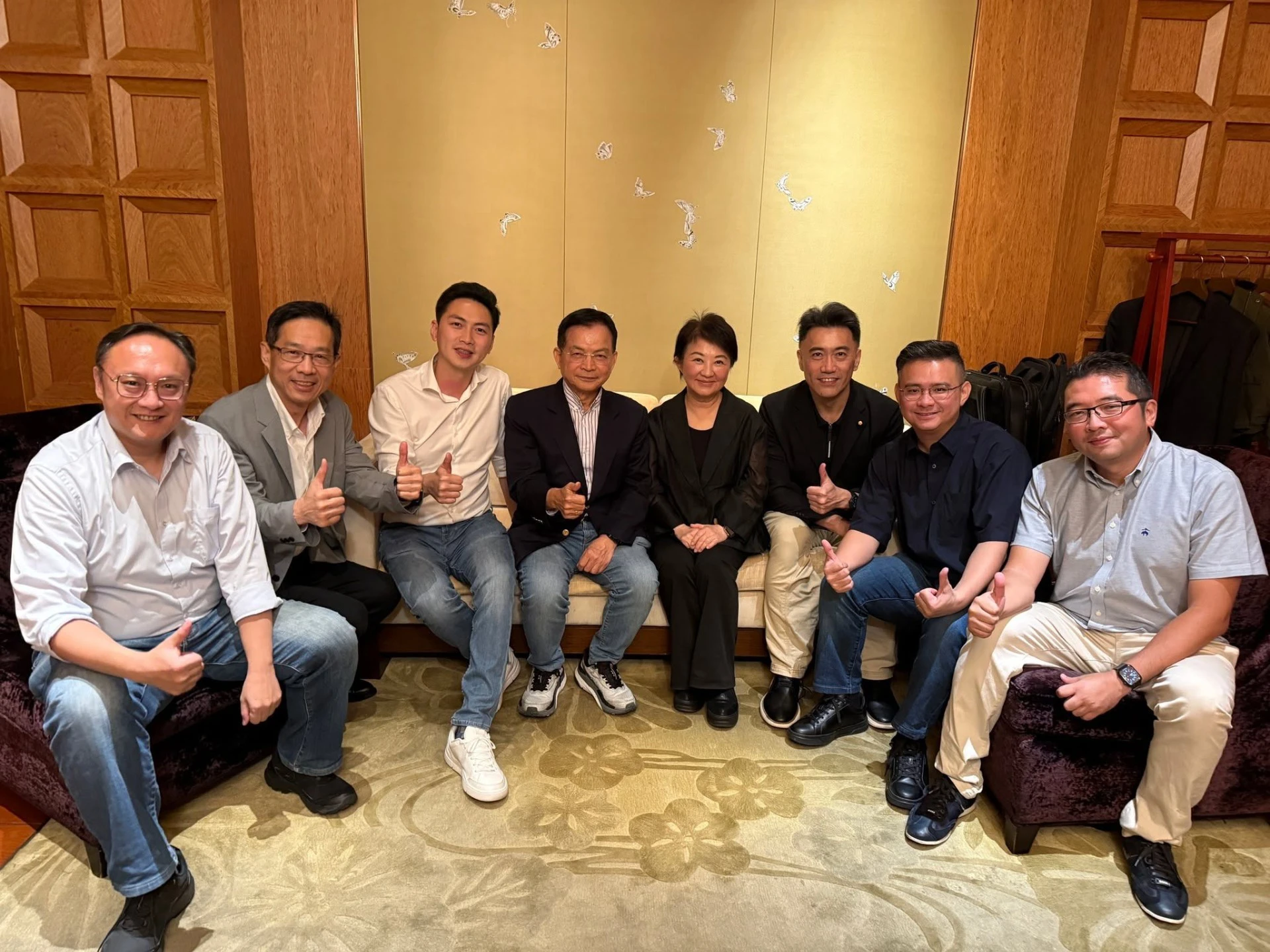 台中市長盧秀燕晚間與黨籍立委餐敘，針對國民黨團提出的2400億元無人機特別條例交換意見。（取自黃健豪臉書）