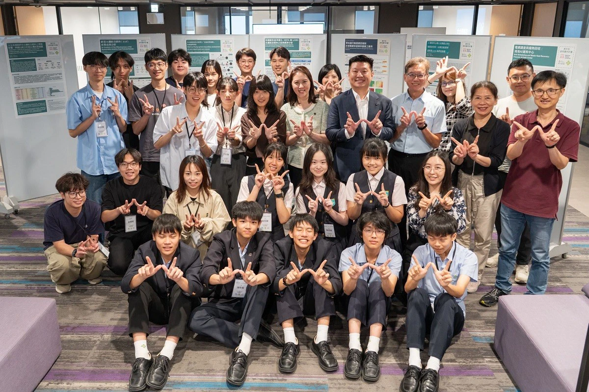 高中生走進大學研究室　薇閣學生探究航空燃料與資料中心減碳議題
