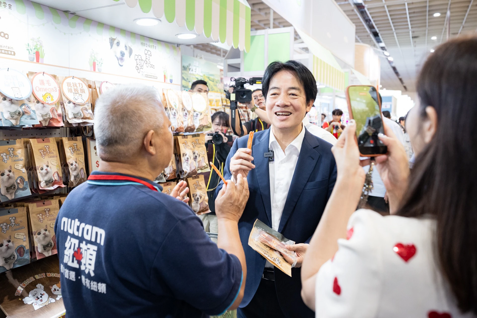賴清德寵物展吃「狗肉乾」大讚美味　郭雅慧、隨扈驚到瞪大眼