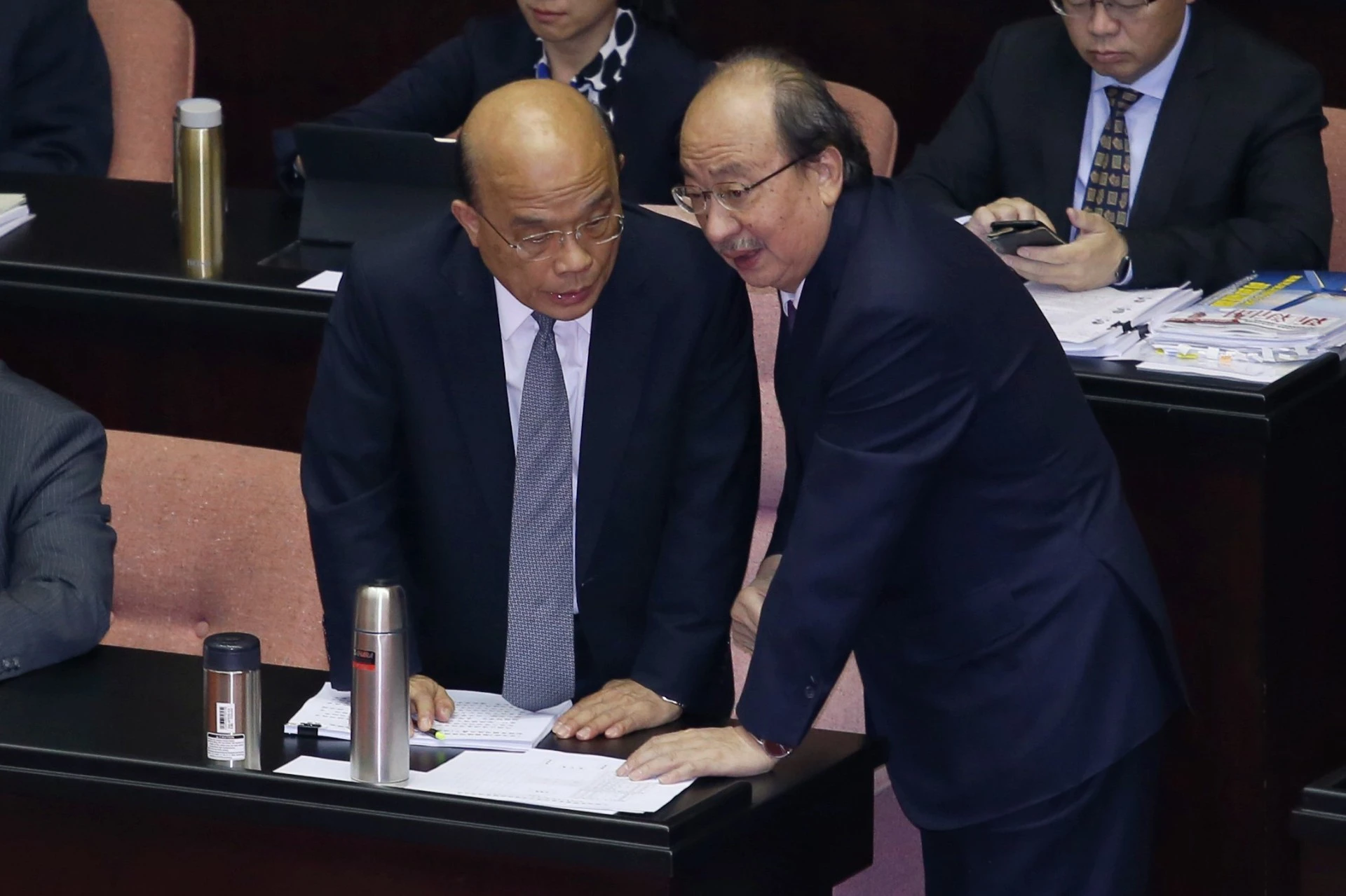 柯建銘與前閣揆蘇貞昌有兄弟情誼，賴清德要柯交出黨鞭時，蘇系立委力挺。（資料照片／張哲偉攝）